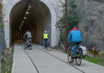 3 cyclistes sur La voie verte de La Ciotat - © Florian Garibal