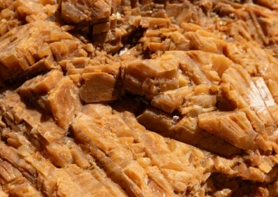 Des cristaux observés dans les calanques - © Florian Garibal