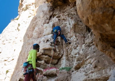 2 grimpeurs à l'attaque de la cheminée du patron au promontoire des américains dans les calanques - © Florian Garibal