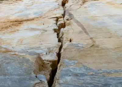 Une superbe fissure de grès à Etoile Noire à La Ciotat - © Florian Garibal