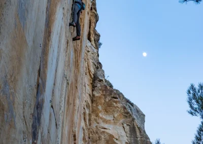 Un grimpeur sur le grès d'Etoile Noire à La Ciotat face au levé de Lune - © Florian Garibal