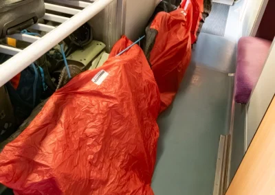 3 vélos rangés sous housse à l'étage d'un TGV - © Florian Garibal
