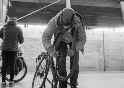 Un homme remonte son vélo après avoir pris le TGV avec - © Florian Garibal
