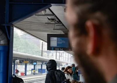 Un panneau d'horaire de train