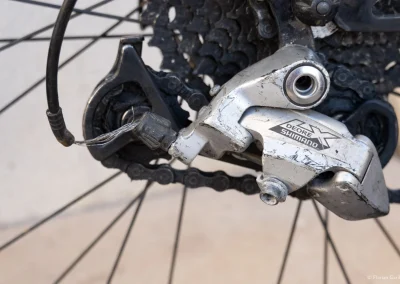 Cable de derrailleur cassé sur un vélo - © Florian Garibal