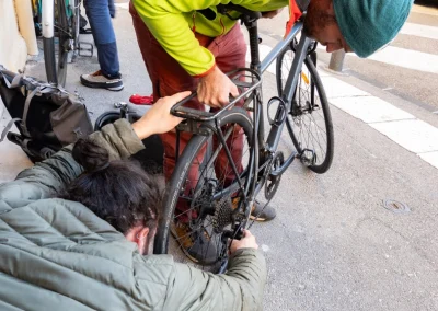 2 personnes réparent un vélo - © Florian Garibal