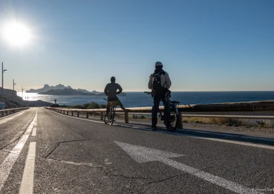 2 vélo grimpeurs face à la mer en arrivant aux Goudes - © Florian Garibal
