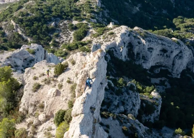 Un grimpeur sur le début de l'arête des Goudes- © Florian Garibal