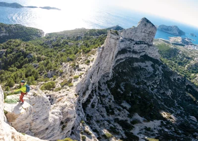 Panorama de l'arête des Goudes avec un grimpeur - © Florian Garibal