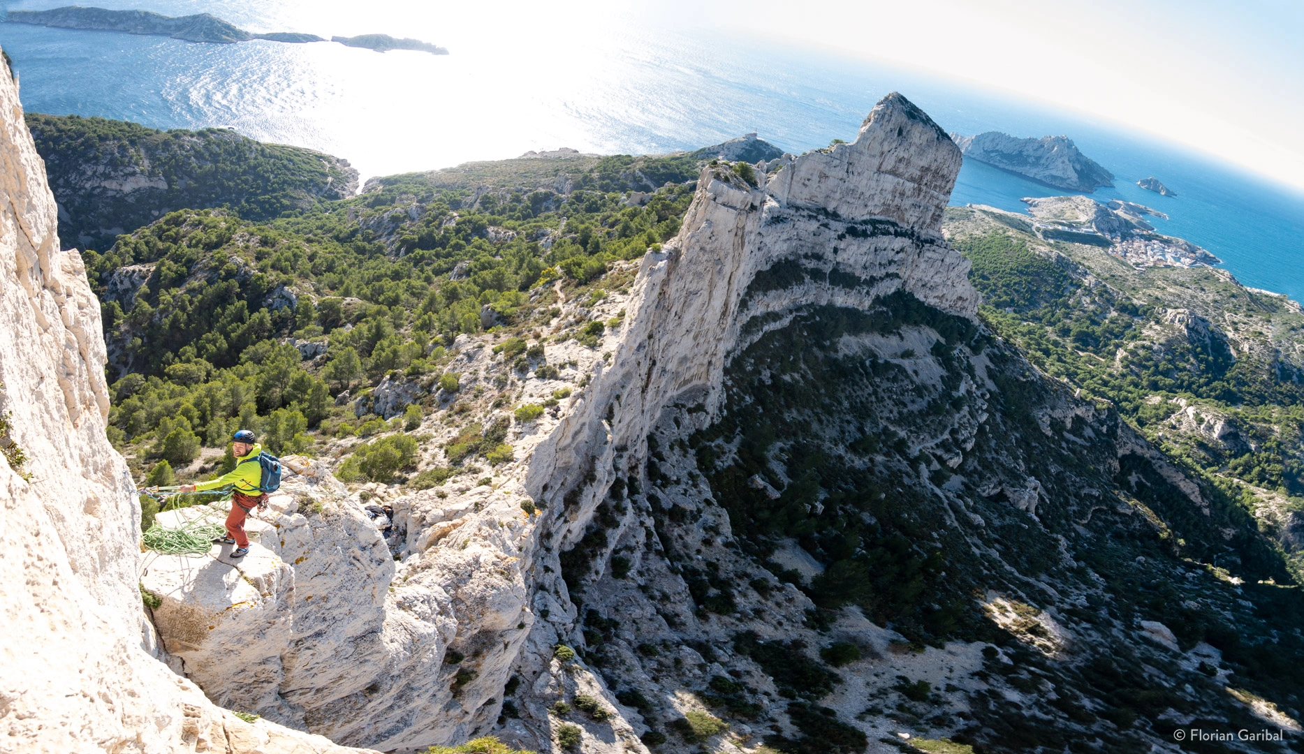 Panorama de l'arête des Goudes avec un grimpeur - © Florian Garibal