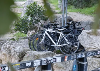 Des vélos garés sur un poteau dans les calanques - © Florian Garibal