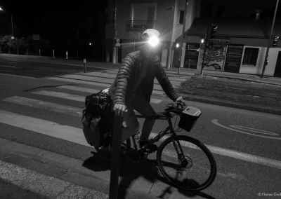 Un cycliste avec une frontale et un vélo chargé de sacoche © Florian Garibal