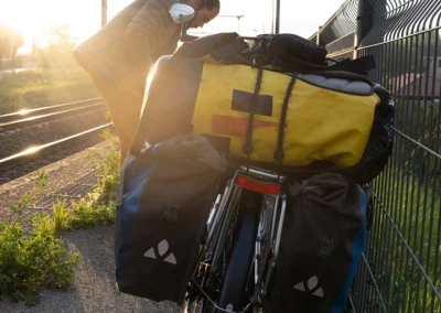 Des sacoches sur un vélo pour partir grimper avec de belles lumières du matin au bord d'un rail © Florian Garibal