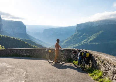 Un vélo grimpeur sur la route de Presles face aux Cournouses dans le Vercors © Florian Garibal
