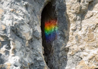 Drapeau LGBTQIA+ projeté sur une paroi calcaire © Florian Garibal
