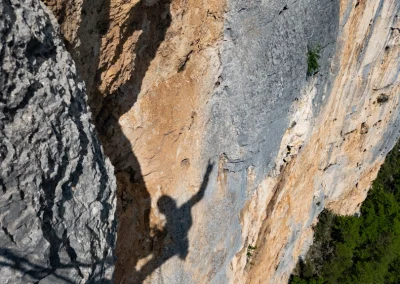 Ombre d'un grimpeur sur une paroi calcaire © Florian Garibal