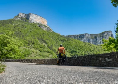 Un vélo grimpeur devant les falaises de Presles dans le Vercors © Florian Garibal