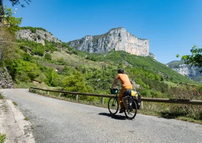 Vélo grimpeur qui monte vers les falaises de Presles - © Florian Garibal