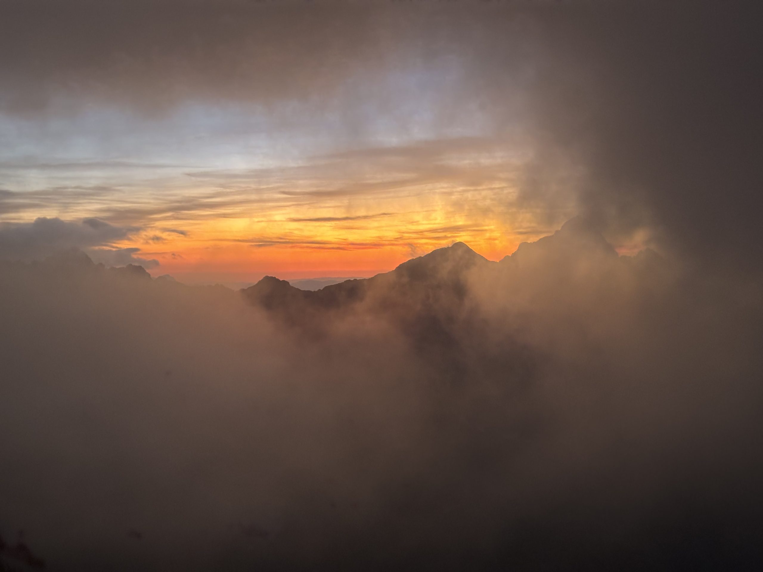 Soleil couchant dans le vallon de la Lavey ©Corentin Consigny